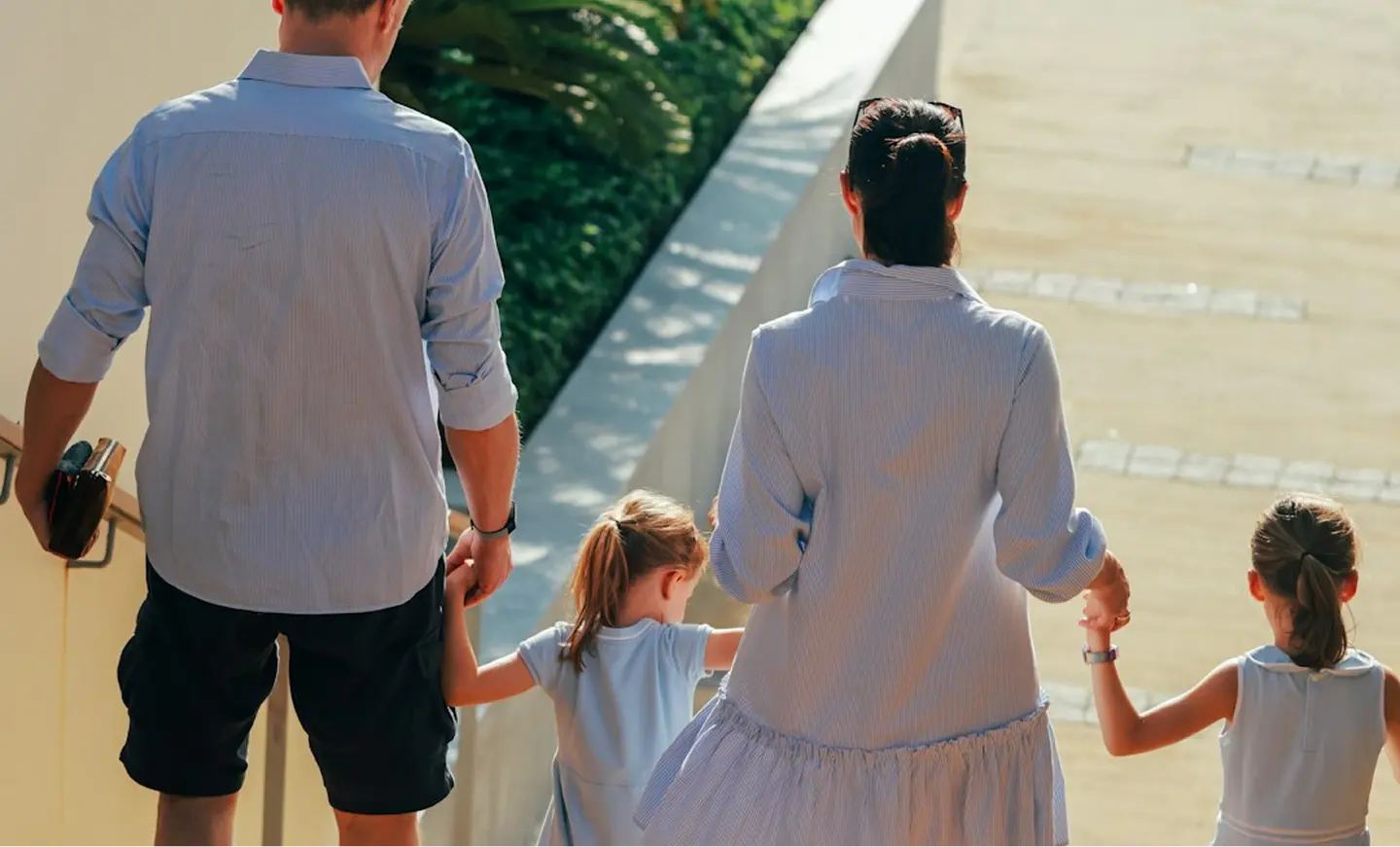 Famille marchant ensemble au coucher du soleil